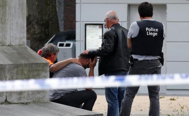 Imagen principal - El presunto terrorista de Lieja atacó por la espalda a las dos polícias y les robó la pistola para matarlas