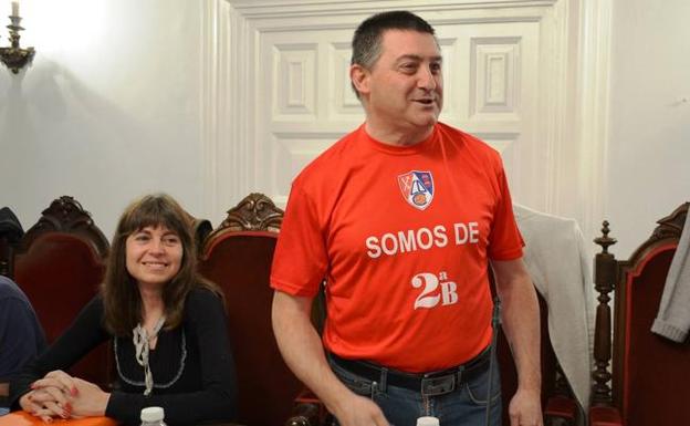 El concejal de Izquierda Unida, Óscar Moreno, celebró en el salón de plenos la victoria del CD Calahorra con la 'camiseta del ascenso' 