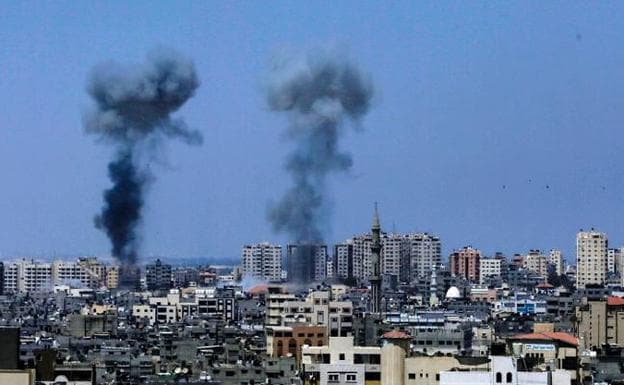 Columnas de humo se elevan desde la Ciudad de Gaza tras el bombardeo israelí sobre el enclave palestino. :: MAHMUD HAMS / afp