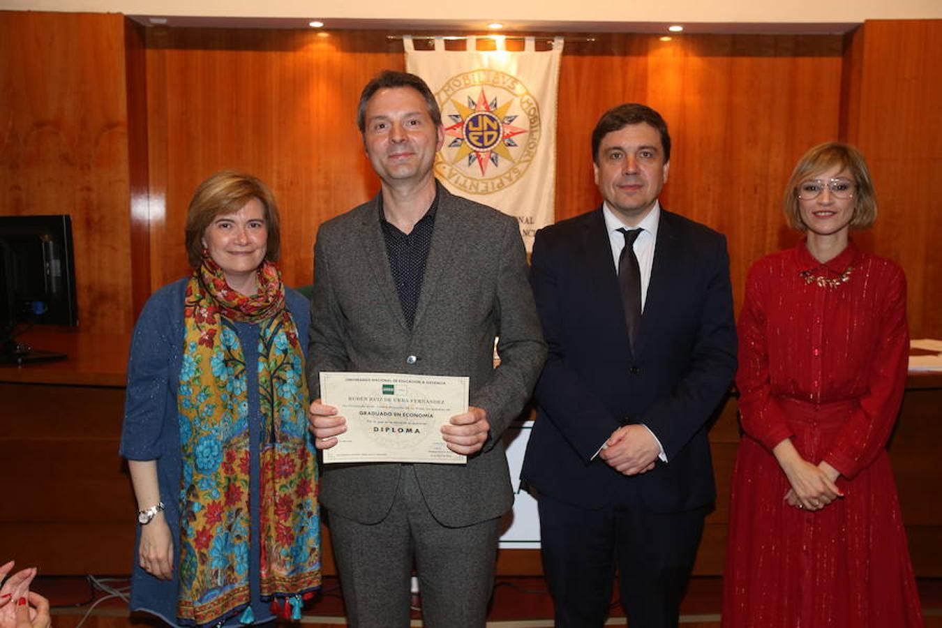 Entrega de diplomas de la UNED que ha tenido lugar en la sede del centro, con asistencia del consejero de Educación, Alberto Galiana, y de la concejal de Familia, Paloma Corres.