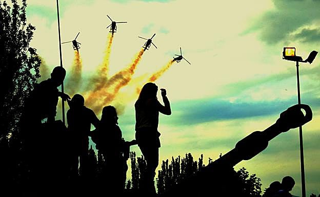 Imagen principal - Lo que vieron (y retrataron) los espectadores del Desfile de las Fuerzas Armadas