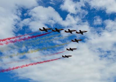Imagen secundaria 1 - Lo que vieron (y retrataron) los espectadores del Desfile de las Fuerzas Armadas
