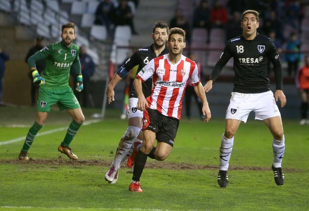 Pablo Espina persigue el balón con la mirada en un partido. :: juan marín