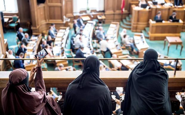 Mujeres que llevan nicab permanecen en la tribuna de invitados del Parlamento en Copenhague. 