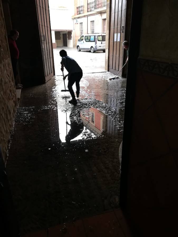 Imágenes de la tormenta a su paso por Logroño. Como suele ser habitual, el entorno de la Circunvalación es uno de los más afectados. Santo Domingo ha sido una de las zonas en donde más se ha dejado sentir la tormenta con calles y garajes anegados.