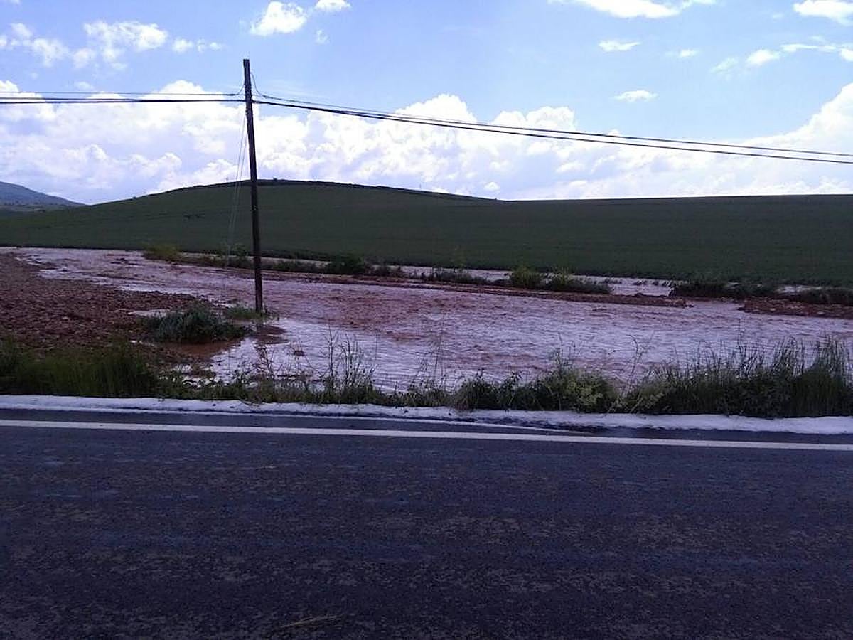 Imágenes de la tormenta a su paso por Logroño. Como suele ser habitual, el entorno de la Circunvalación es uno de los más afectados. Santo Domingo ha sido una de las zonas en donde más se ha dejado sentir la tormenta con calles y garajes anegados.