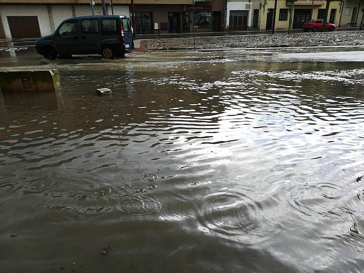Imágenes de la tormenta a su paso por Logroño. Como suele ser habitual, el entorno de la Circunvalación es uno de los más afectados. Santo Domingo ha sido una de las zonas en donde más se ha dejado sentir la tormenta con calles y garajes anegados.