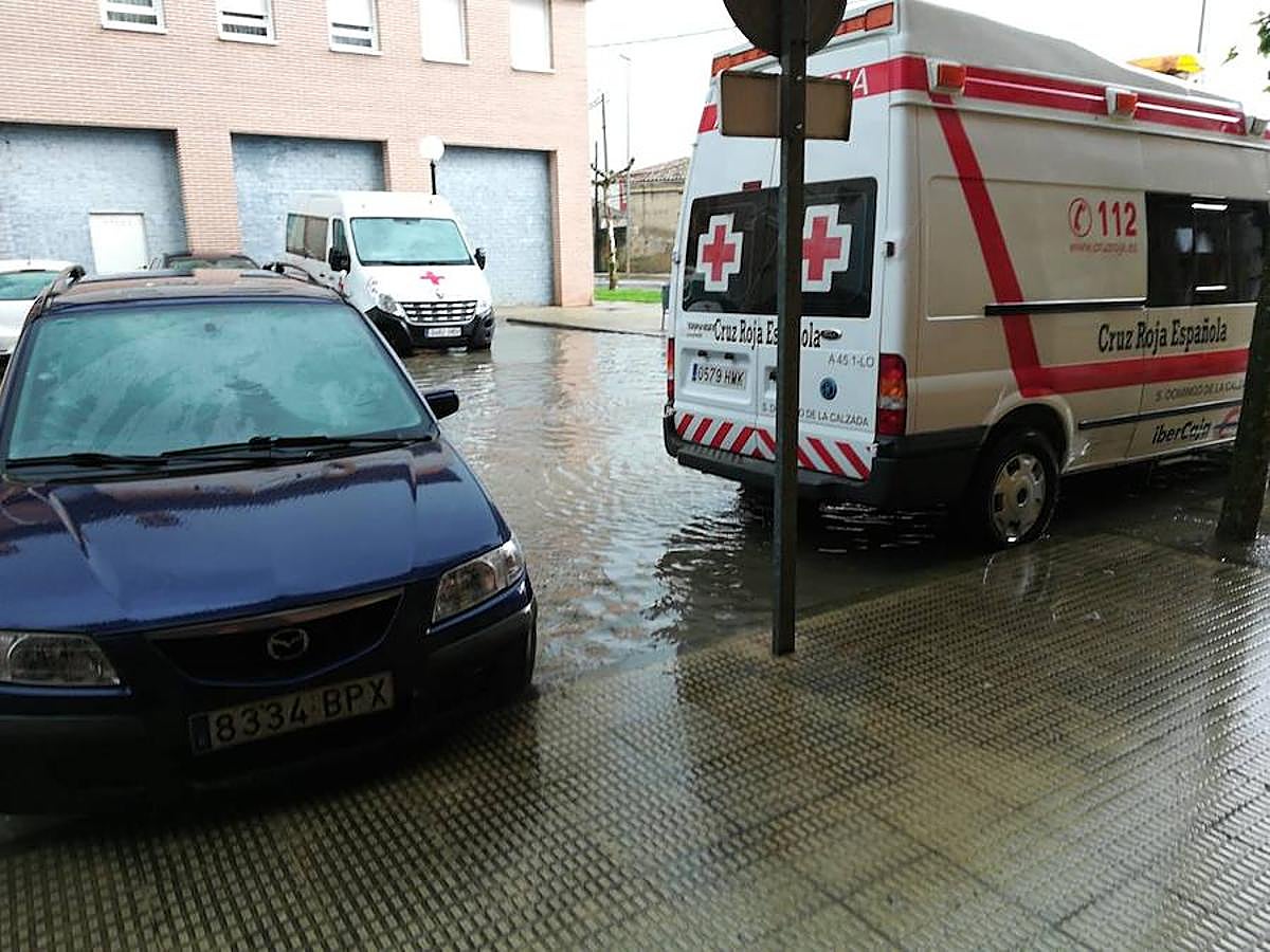 Imágenes de la tormenta a su paso por Logroño. Como suele ser habitual, el entorno de la Circunvalación es uno de los más afectados. Santo Domingo ha sido una de las zonas en donde más se ha dejado sentir la tormenta con calles y garajes anegados.