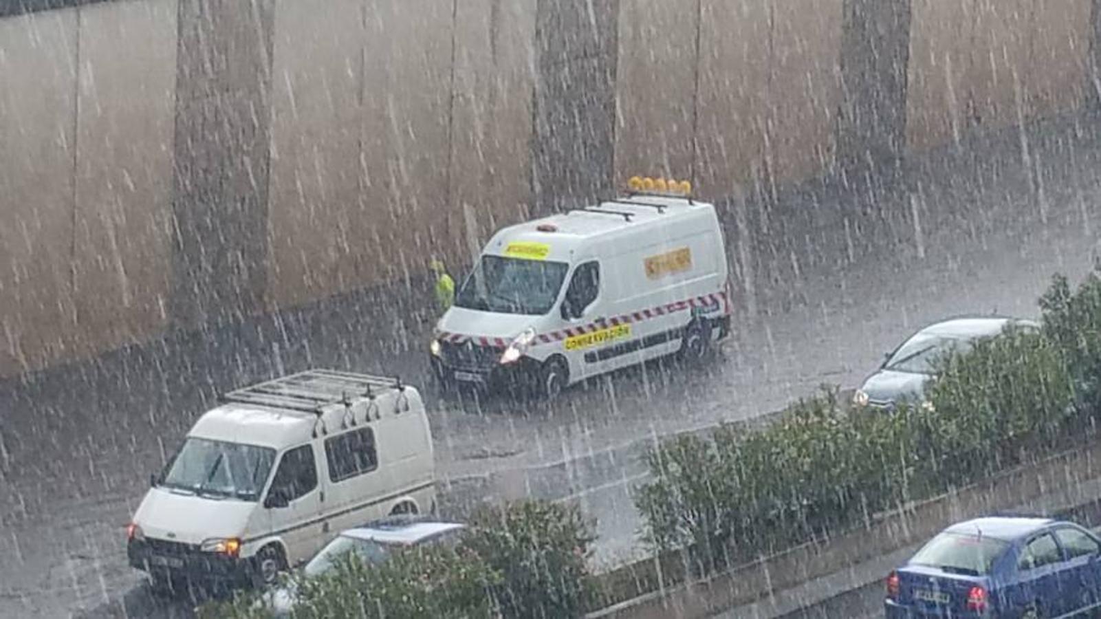 Imágenes de la tormenta a su paso por Logroño. Como suele ser habitual, el entorno de la Circunvalación es uno de los más afectados, donde el agua tiene una mayor acumulación y donde los charcos adquieren proporciones enormes. 