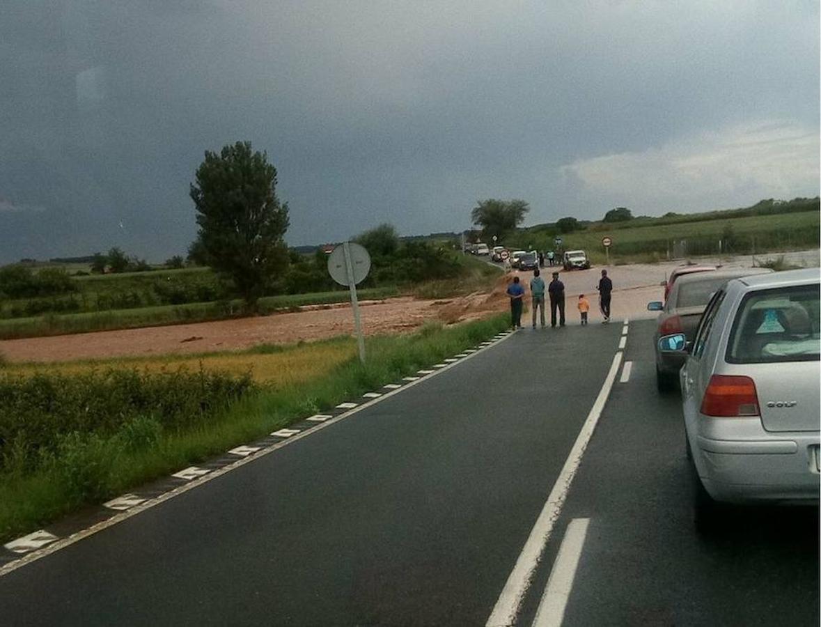 Carretera entre Villamediana y Murillo cortada por la avenida.
