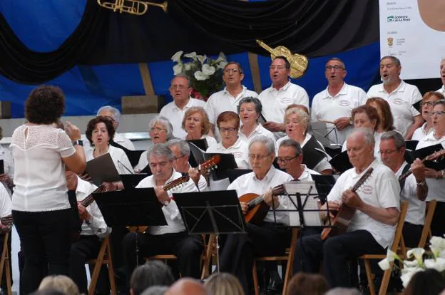 La rondalla del CPA de Alfaro abrió ayer el encuentro. :: s.s.j.