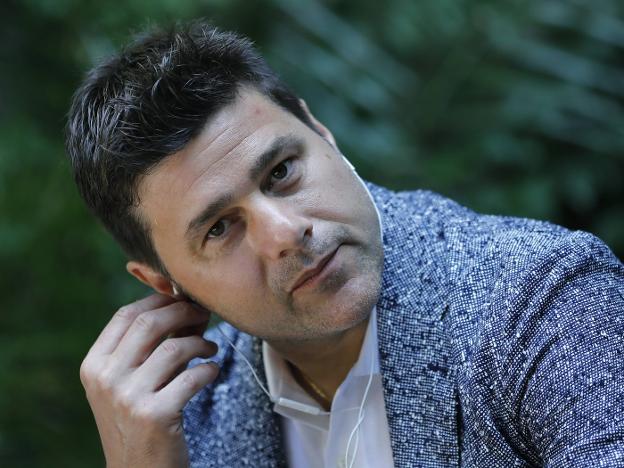 Mauricio Pochettino, ayer, en Barcelona, durante la presentación de su libro autobiográfico 'Un mundo nuevo'. :: ANDREU DALMAU / EFE