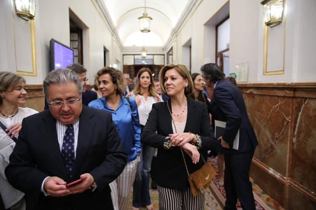 Los ministros Tejerina, Zoido, Catalá, Montserrat y Cospedal abandonan ayer el Congreso tras votarse la moción. :: jaime garcía
