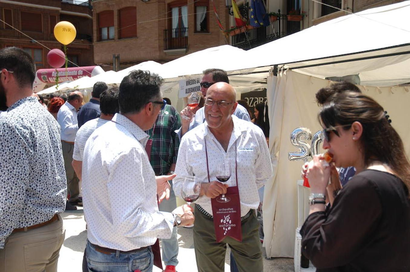 Ambiente de la Feria Entreviñas celebrada en Aldeanueva de Ebro el sábado. Éxito de público y también para las bodegas que propusieron sus nuevos productos en las casetas montadas para el evento. 