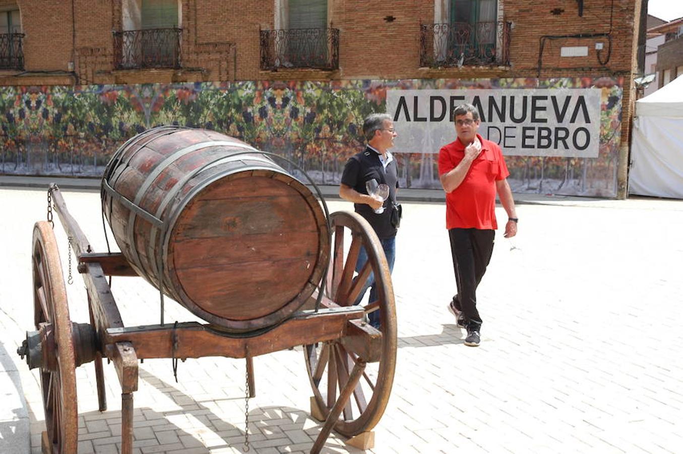 Ambiente de la Feria Entreviñas celebrada en Aldeanueva de Ebro el sábado. Éxito de público y también para las bodegas que propusieron sus nuevos productos en las casetas montadas para el evento. 