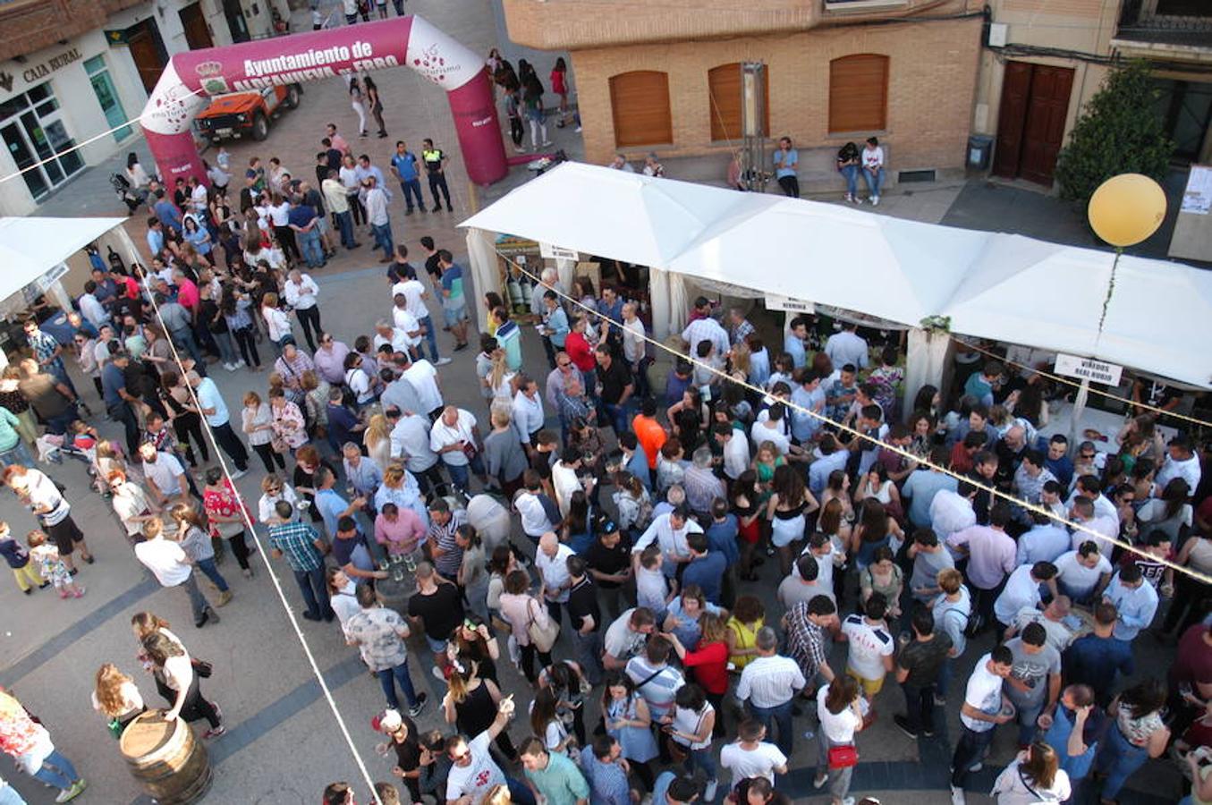 Ambiente de la Feria Entreviñas celebrada en Aldeanueva de Ebro el sábado. Éxito de público y también para las bodegas que propusieron sus nuevos productos en las casetas montadas para el evento. 