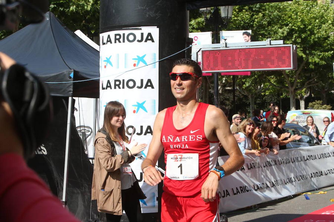 Camilo Santiago llega a meta como ganador de la edia Maratón 2018 y conquista un nuevo título. 