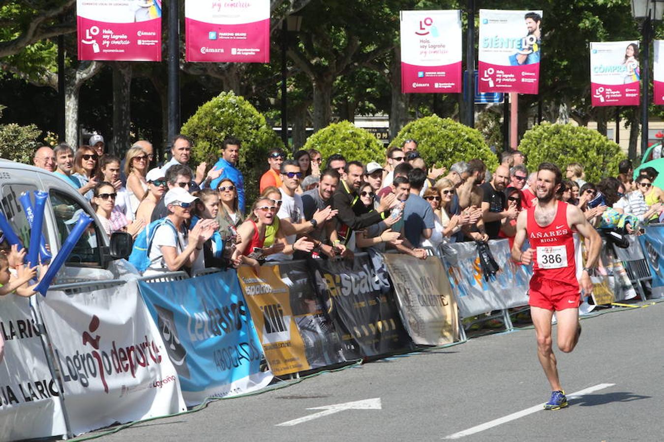 Camilo Santiago llega a meta como ganador de la edia Maratón 2018 y conquista un nuevo título. 