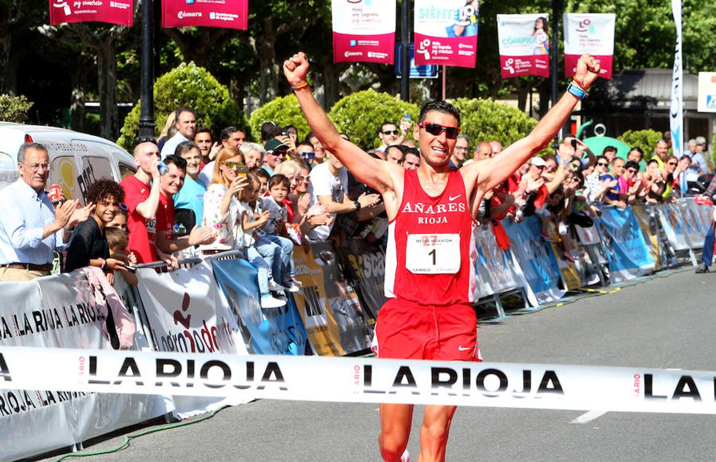 Camilo Santiago llega a meta como ganador de la edia Maratón 2018 y conquista un nuevo título. 