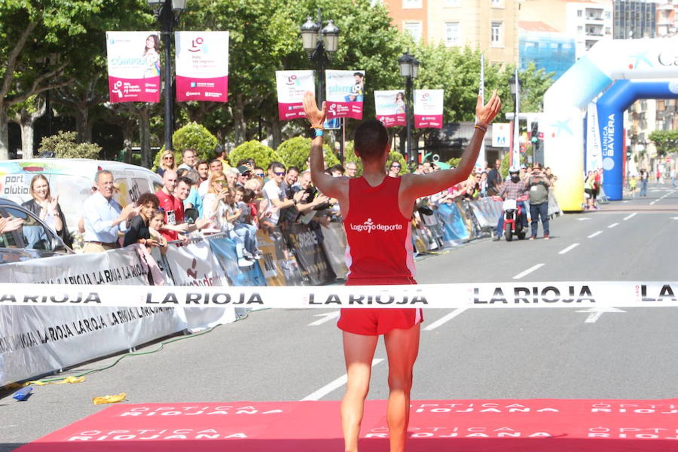 Camilo Santiago llega a meta como ganador de la edia Maratón 2018 y conquista un nuevo título. 