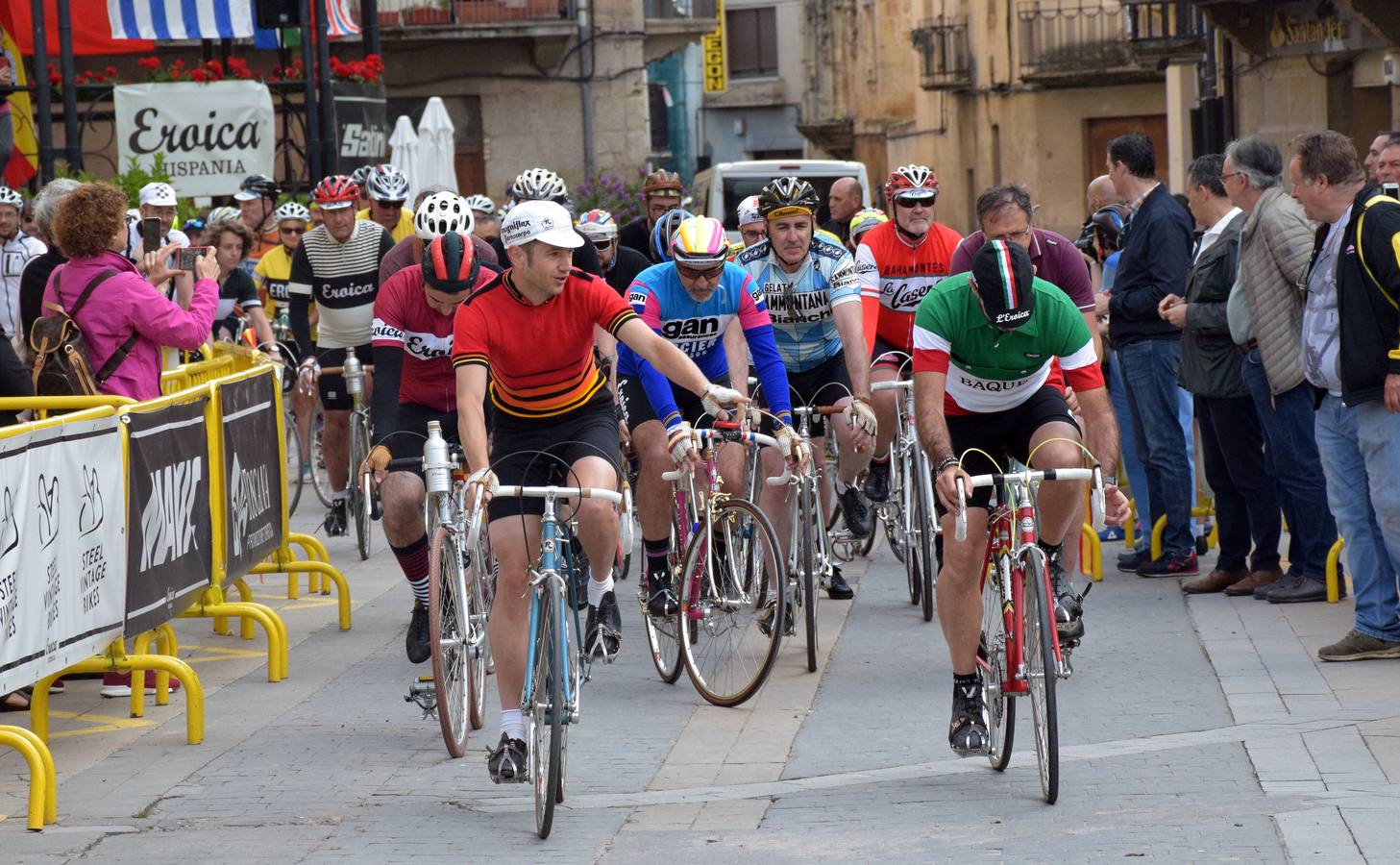 Más de 800 ciclistas en blanco y negro recorren los campos riojanos para completar la ilusión de la Eroica Hispania 2018