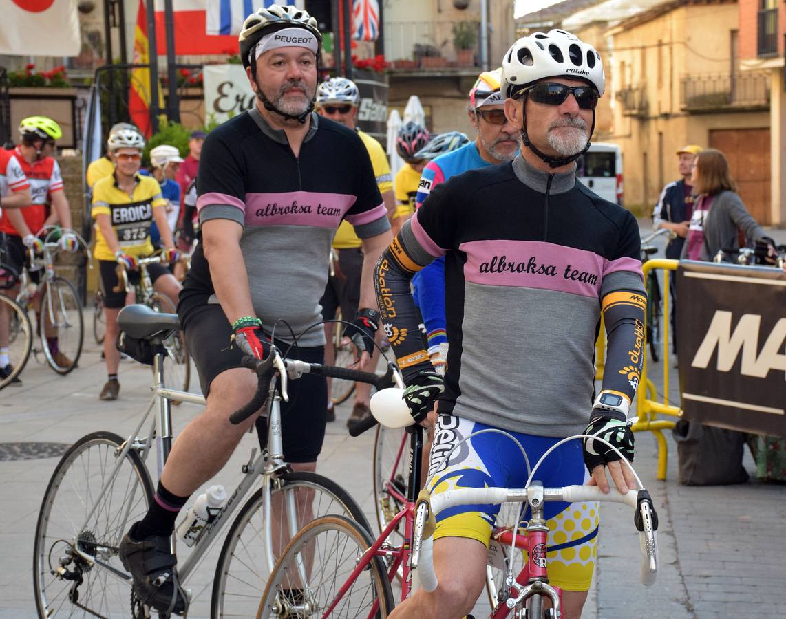 Más de 800 ciclistas en blanco y negro recorren los campos riojanos para completar la ilusión de la Eroica Hispania 2018