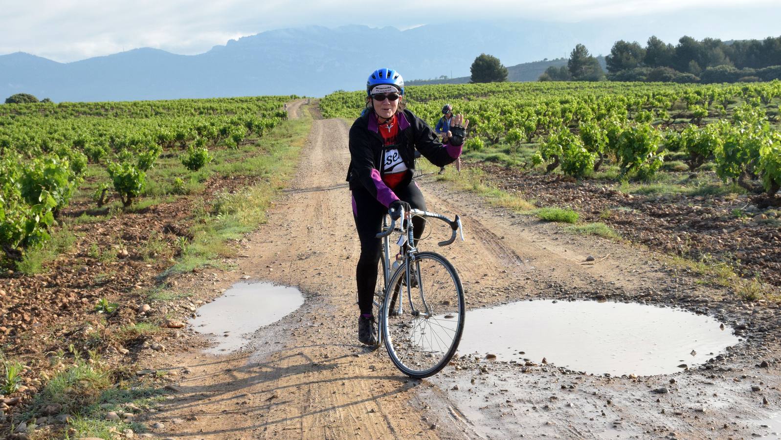 Más de 800 ciclistas en blanco y negro recorren los campos riojanos para completar la ilusión de la Eroica Hispania 2018