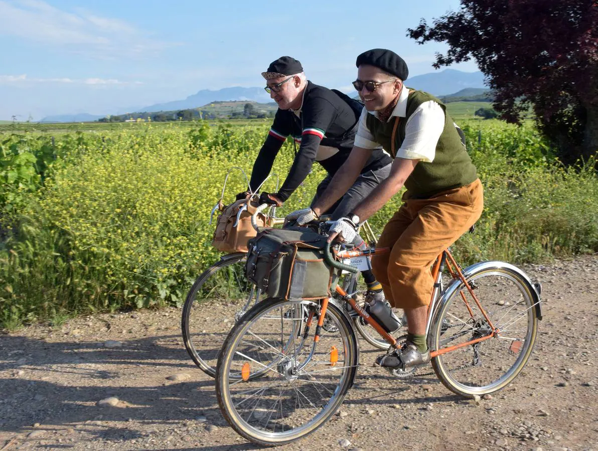 Más de 800 ciclistas en blanco y negro recorren los campos riojanos para completar la ilusión de la Eroica Hispania 2018