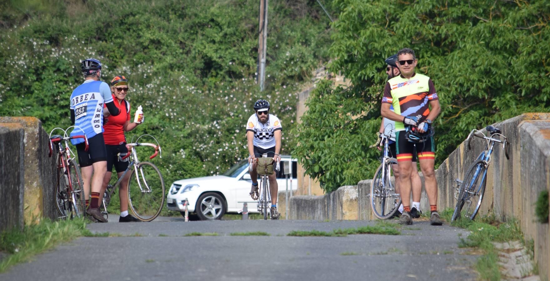 Más de 800 ciclistas en blanco y negro recorren los campos riojanos para completar la ilusión de la Eroica Hispania 2018