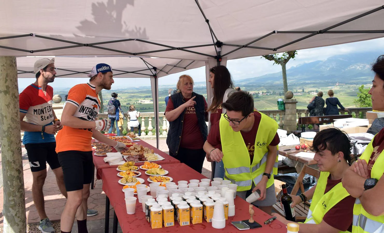 Más de 800 ciclistas en blanco y negro recorren los campos riojanos para completar la ilusión de la Eroica Hispania 2018