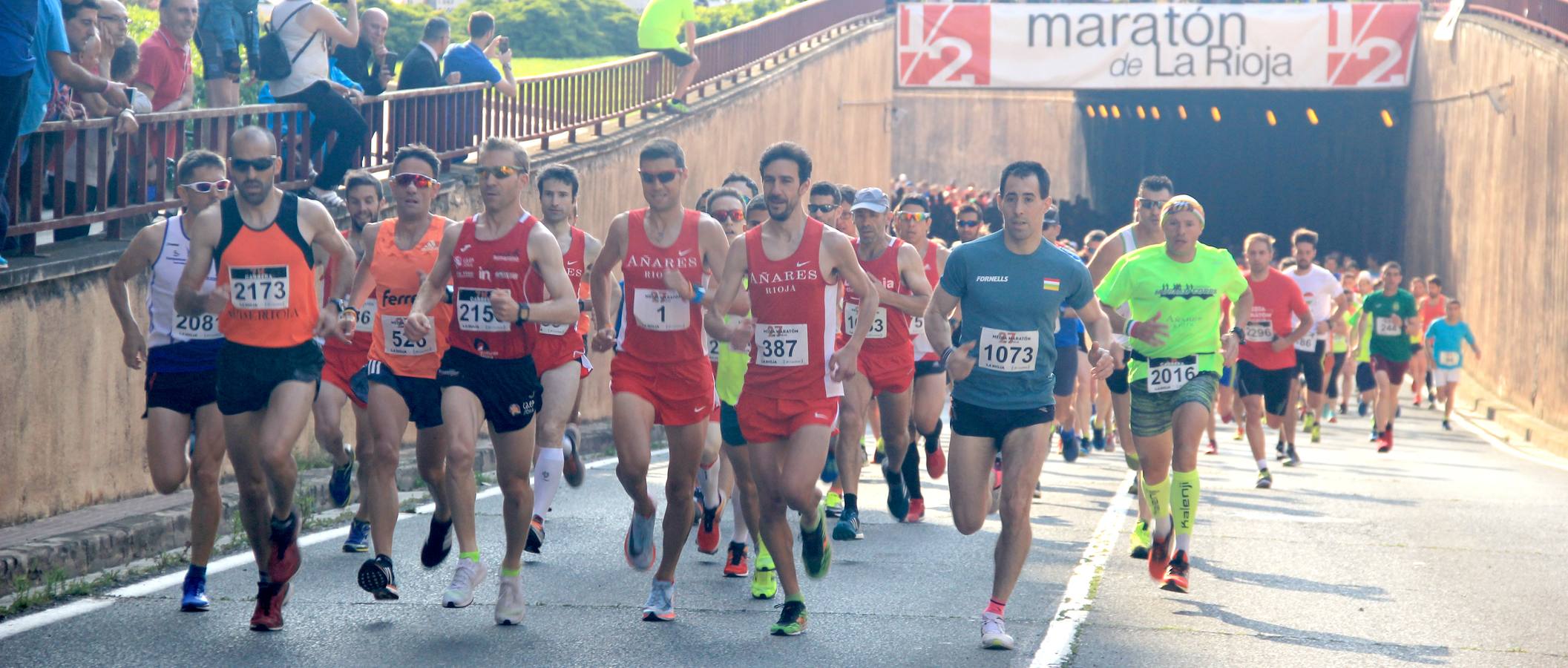 Imágnes de la salida de los participantes en la Media Maratón de La Rioja.