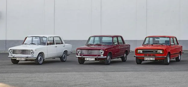 Gama. Diferentes modelos de Seat 124, propiedad de la automovilística española. :: L.r.m.