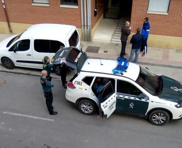Agentes de la Guardia Civil, en la calle Luis Ortún de Villamediana, donde tuvo lugar el apuñalamiento. 