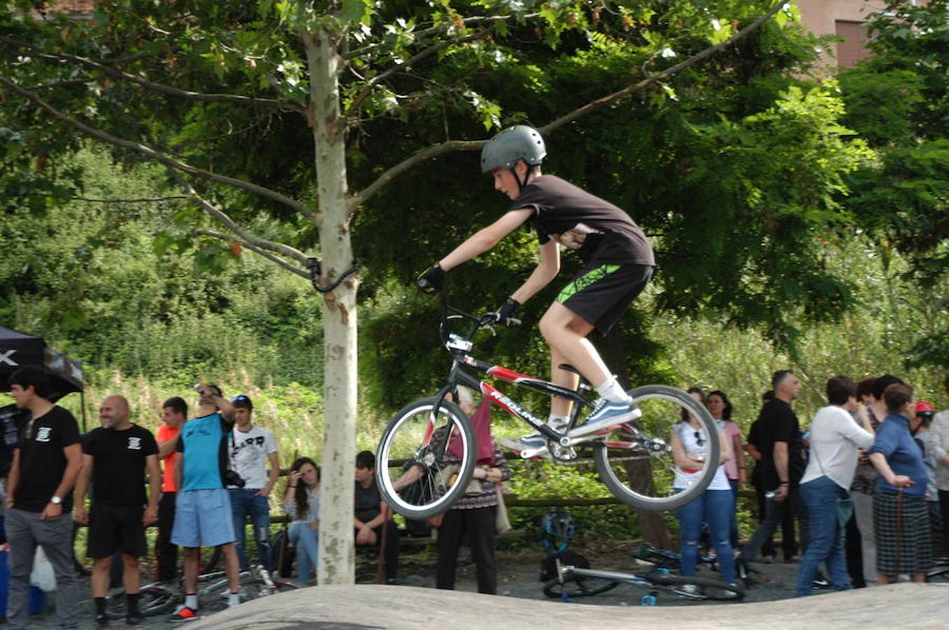 El pasado sábado se inauguró en Igea un circuito pump track para bicicletas con las que realizar saltos y piruetas. El medallista olímpico Carlos Coloma inauguró las instalaciones denominadas Dyno Pumptrack Igea junto al parque del río Linares. 
