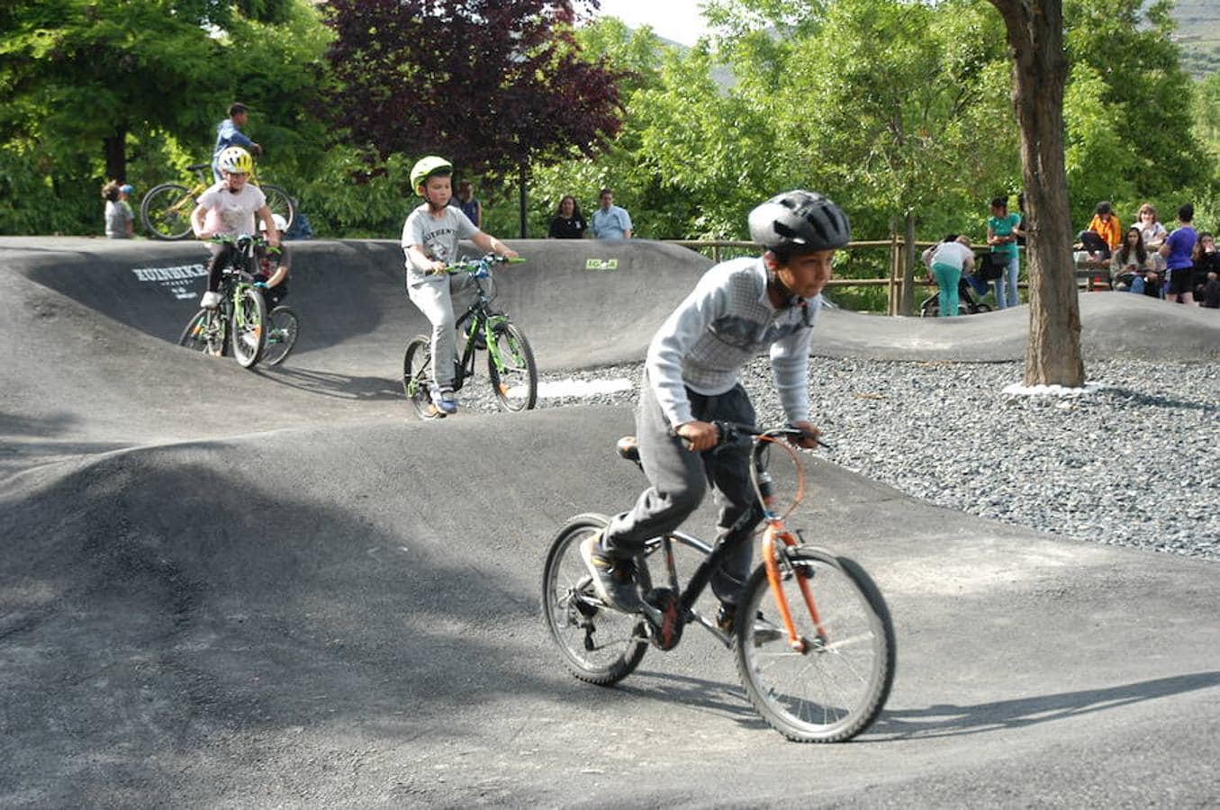 El pasado sábado se inauguró en Igea un circuito pump track para bicicletas con las que realizar saltos y piruetas. El medallista olímpico Carlos Coloma inauguró las instalaciones denominadas Dyno Pumptrack Igea junto al parque del río Linares. 