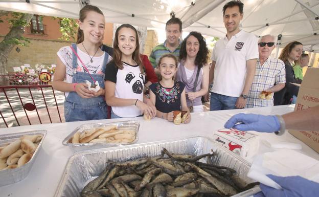 Una familia acude a la cita con el pez y el jarrito en unas fiestas anteriores. 