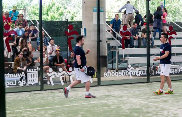 Coloma y 'Pitu' celebran un tanto en la final masculina de Primera del Interempresas. :: fernando díaz