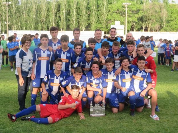 El Alavés se alzó con el trofeo de la Colegiata. :: E.P.