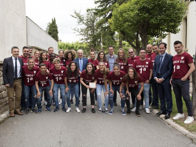 Jugadoras y técnicos del EDF posan con José Ignacio Ceniceros en los exteriores del Palacete de Vara de Rey. :: l.r.