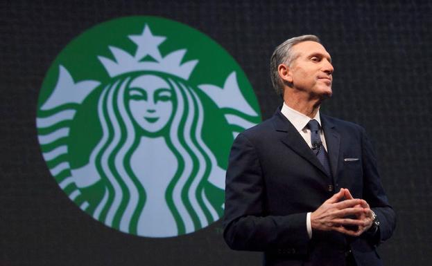 Howard Schultz habla en una presentación. 