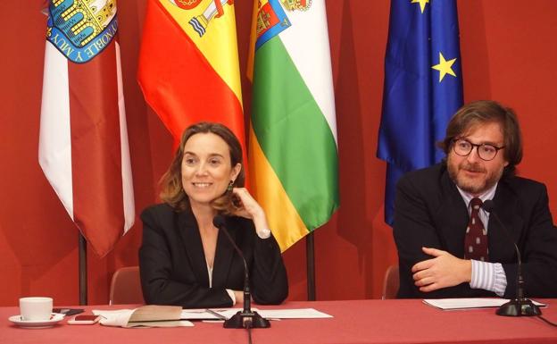 La alcaldesa de Logroño, Cuca Gamarra y el historiador Emilio Sáenz Francés.