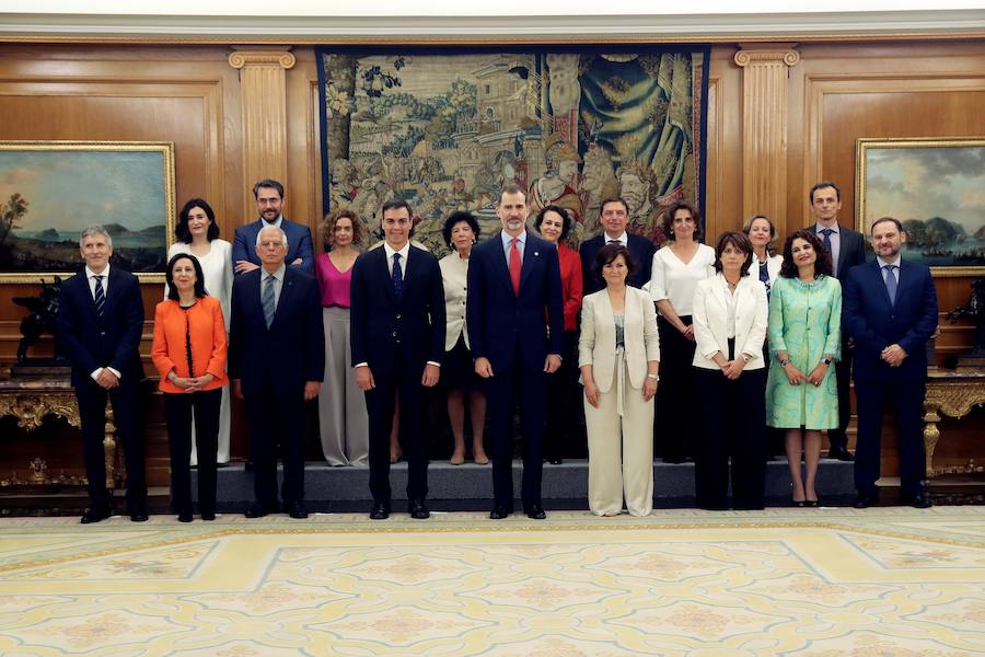 Foto de familia con los nuevos ministros, Pedro Sánchez y don Felipe.