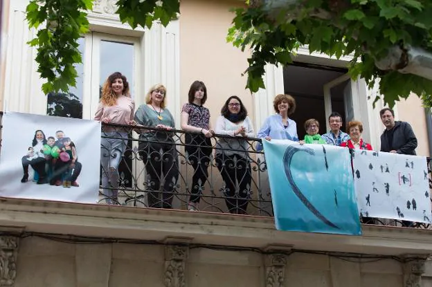 Algunas de las artistas y organizadores de la iniciativa 'Miradas refugiadas', en el balcón del Ateneo Riojano. :: sonia tercero