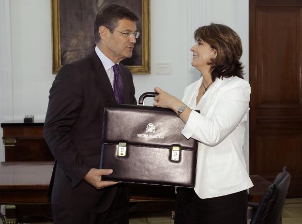 Catalá entrega la cartera de Justicia a Dolores Delgado. :: Zipi / efe