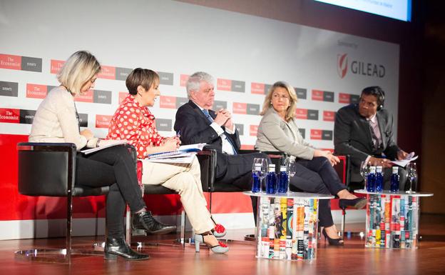 De izquierda a derecha, Eva Bech, presidenta de laFederación Nacional de Enfermos y Trasplantados Hepáticos, María Luz de los Mártires Almingol, gerente asistencial de Atención Hospitalaria de la Comunidad de Madrid, Rafael Esteban, jefe de Servicio de Medicina Interna del hospital universitario Vall d'Hebron, María Río, directora general y vicepresidenta de Gilead España y Vivek Muthu, consejero jefe de salud de The Economist Intelligence Unit. 