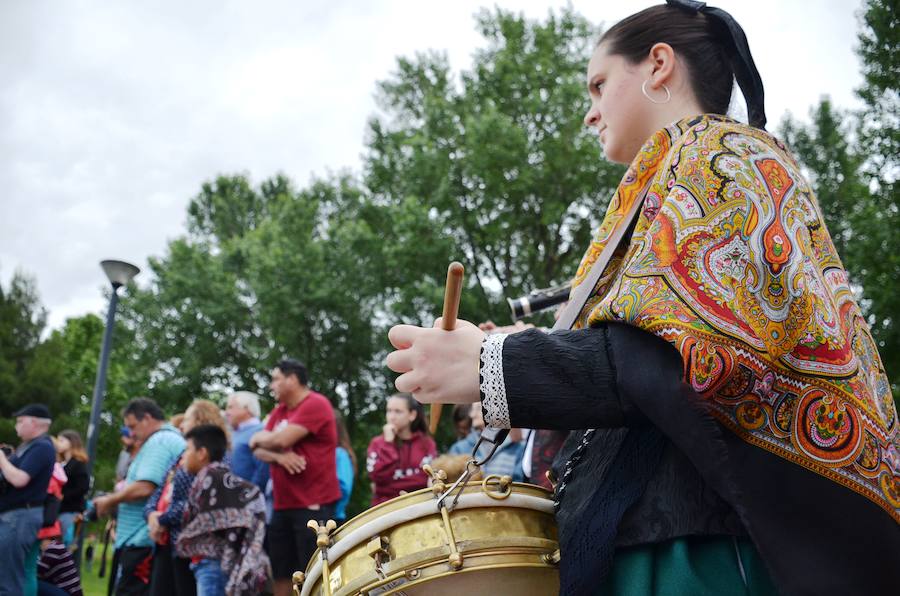 Tradición y folclore popular en Calahorra con motivo de la celebración del Día de La Rioja. La jornada matinal amenazó lluvia, pero no restó ilusión a los que decidieron participar en los actos.