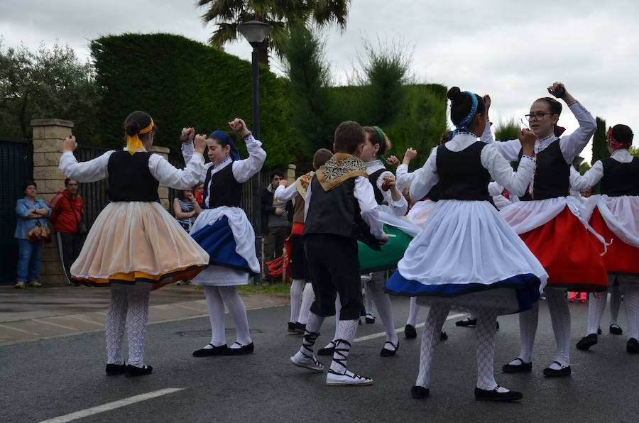 Tradición y folclore popular en Calahorra con motivo de la celebración del Día de La Rioja. La jornada matinal amenazó lluvia, pero no restó ilusión a los que decidieron participar en los actos.