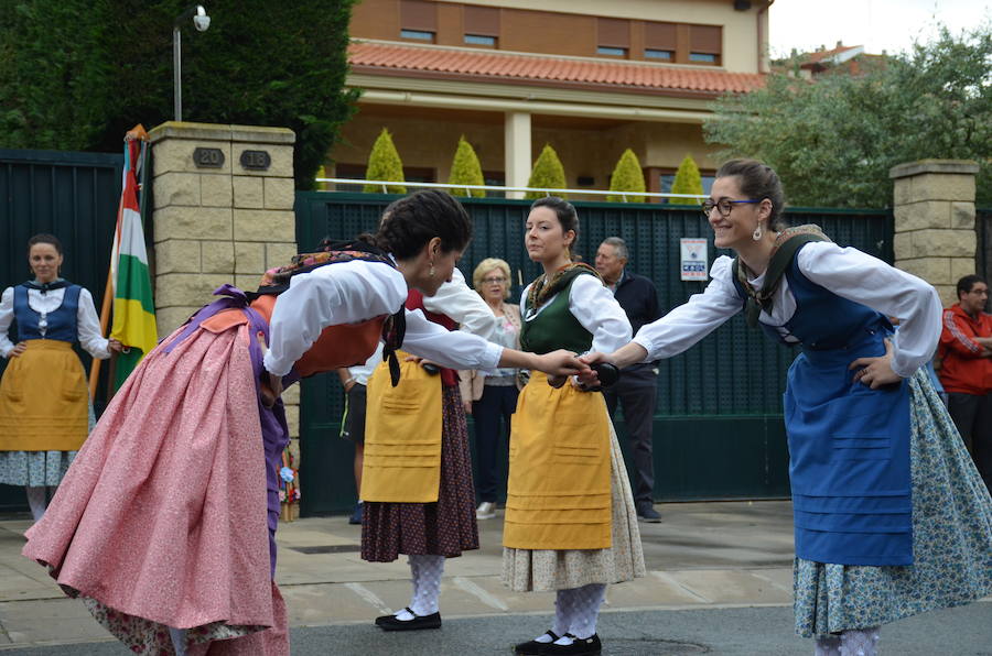 Tradición y folclore popular en Calahorra con motivo de la celebración del Día de La Rioja. La jornada matinal amenazó lluvia, pero no restó ilusión a los que decidieron participar en los actos.