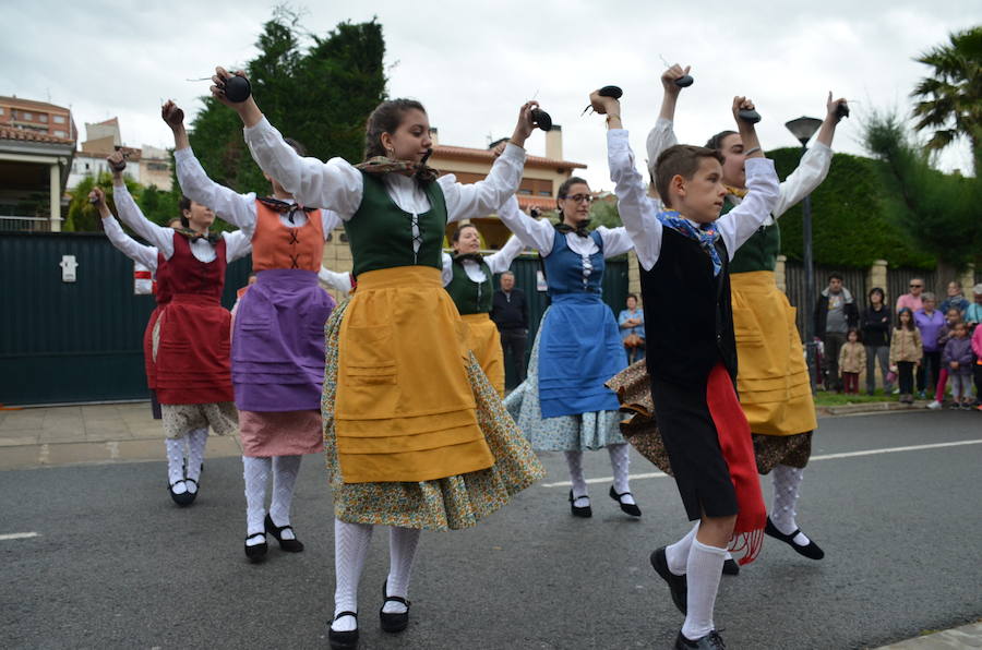 Tradición y folclore popular en Calahorra con motivo de la celebración del Día de La Rioja. La jornada matinal amenazó lluvia, pero no restó ilusión a los que decidieron participar en los actos.