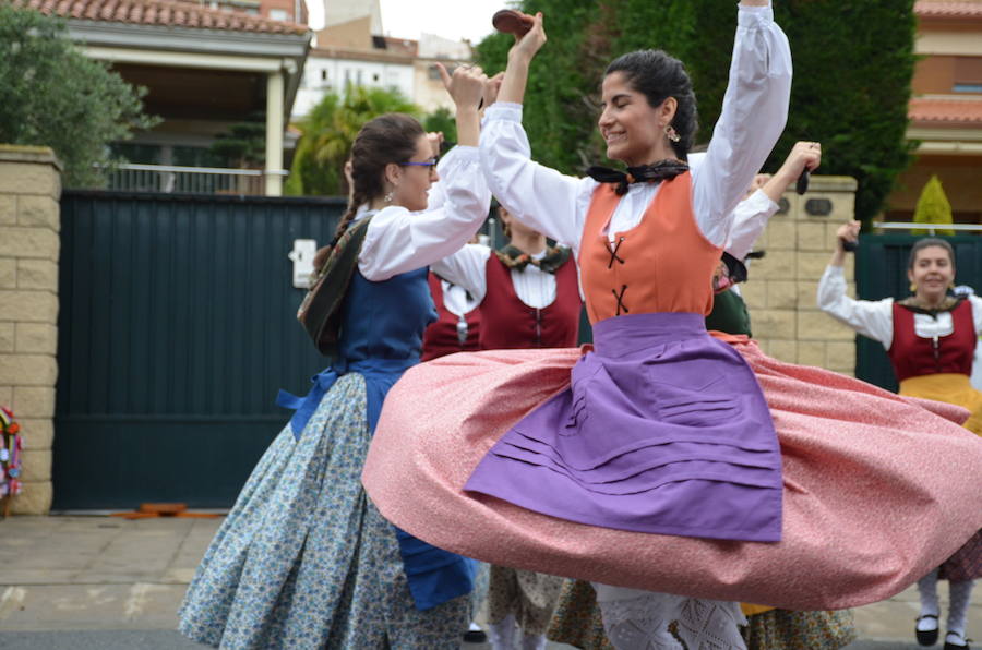 Tradición y folclore popular en Calahorra con motivo de la celebración del Día de La Rioja. La jornada matinal amenazó lluvia, pero no restó ilusión a los que decidieron participar en los actos.